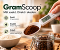 GramScoop digital skedvåg med kaffe i skeden och digital display.
